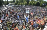 Des salariés et syndicalistes de Renault manifestent devant l'usine de Maubeuge, le 30 mai 2020