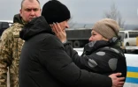 Un prisonnier ukrainien libéré accueilli par sa mère au checkpoint de Mayorsk le 29 décelbre 2019