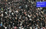 Des milliers de manifestants prodémocratie ont entamé vendredi un sit-in à l'aéroport international de Hong Kong, le 9 août 2019