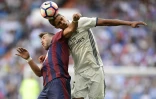 Le défenseur du Real Madrid Raphaël Varane au marquage de Sergi Enrich d'Eibar à Bernabeu, le 2 octobre 2016