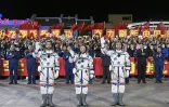 Image de la télévision publique chinoise CCTV montrant les trois astronautes qui ont pris place à bord du vaisseau Shenzhou-13, de gauche à droite Ye Guangfu, Wang Yaping et Zhai Zhigang, le 15 octobre 2021