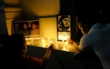 Des étudiants allument des bougies en hommage au père de la Révolution cubaine, à l'université de La Havane, le 26 novembre 2016