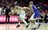 Jayson Tatum des Boston Celtics déborde P.J. Tucker des Philadelphia 76ers lors du match N.6 de la série des demi-finales de Conférence en NBA le 11 mai 2023 au Wells Fargo Center à Philadelphie