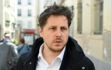 Julien Bayou, secrétaire national d'EELV, quitte le siège de LFI à Paris le 30 avril 2022