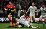 Le 2e ligne du Racing 92 Yoan Tanga Mangene (c) joue un ballon au sol contre Toulouse, le 16 février 2020 à Nanterre 