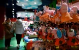 Des peluches Peppa Pig dans un magasin de jouets, le 25 janvier 2019 à Pékin
