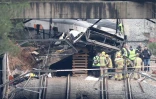 Des équipes de secours sur le site où un train de banlieue a percuté un mur de soutènement tombé sur les voies, le 21 janvier 2026 entre Sant Sadurni d'Anoia et Gelida, près de Barcelone, en Catalogne
