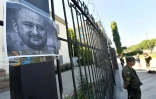 Un portrait du journaliste russe Arkadi Babtchenko sur les grilles de l'ambassade russe à Kiev, le 30 mai 2018