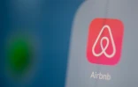 Logo de la plateforme américaine de location et de réservation de logements Airbnb, photographié le 24 juillet 2019 à Paris