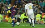 Le capitaine du Barça Lionel Messi, aux prises avec Marcelo, a été éteint par la défense du Real Madrid au stade Bernabeu, le 1er mars 2020 