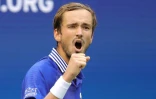 La joie du Russe Daniil Medvedev, après un point gagnant contre le Canadien Félix Auger-Aliassime, lors de leur demi-finale de l'US Open, le 10 septembre 2021 à New York