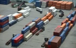 Un camion transporte un conteneur d'expédition dans le port de Pyeongtaek, en Corée du Sud, le 31 juillet 2025
