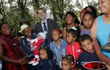 Mardi 18 octobre 2005 -

François Baroin, ministre de l'outre-mer, a rencontré les habitants d'Aurère dans le cirque de Mafate, avant de se rendre à l'ouverture de l'UROM