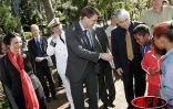 Mardi 18 octobre 2005 -

François Baroin, ministre de l'outre-mer, a rencontré les habitants d'Aurère dans le cirque de Mafate, avant de se rendre à l'ouverture de l'UROM