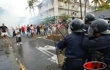 La manifestation des personnels de l'Éducation nationale à Saint-Denis a dégénéré en affrontements avec les forces de l'ordre le lundi 19 mai 2003