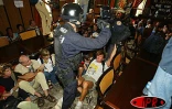 La manifestation des personnels de l'Éducation nationale à Saint-Denis a dégénéré en affrontements avec les forces de l'ordre le lundi 19 mai 2003