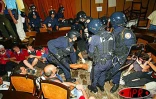 La manifestation des personnels de l'Éducation nationale à Saint-Denis a dégénéré en affrontements avec les forces de l'ordre le lundi 19 mai 2003