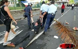 La manifestation des personnels de l'Éducation nationale à Saint-Denis a dégénéré en affrontements avec les forces de l'ordre le lundi 19 mai 2003
