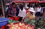 Pour les fruits et les légumes les Réunionnais sont  fidèles aux marchés forains qui se tiennent dans presque toutes les communes de l'île