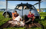 Jamie et son compagnon Mike venus de Hambourg pour participer au 25e rassemblement mondial des amis de 2CV, le 30 juillet 2025 à Postojna en Slovénie