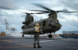Un hélicoptère Chinook embarque sur le navire australien HMAS Adelaide avant son appareillage pour les îles Tonga, le 19 janvier 2022 à Brisbane