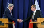 Les chefs de la diplomatie américaine et russe, John Kerry et Sergueï Lavrov se serrent la main après une conférence de presse clôturant des réunions autour de la crise syrienne, le 9 septembre 2016 à Genève