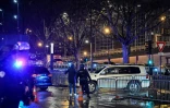 Des véhicules de police convoyant Mohamed Amard, arrivent au tribunal de Paris, le 26 février 2025