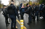 La police effectue des contrôles avant la manifestation à Paris contre la très controversée proposition de loi Sécurité globale et le projet de loi sur les séparatismes, le 12 décembre 2020