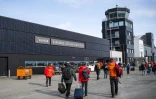 Des touristes arrivent à l'aéroport de Longyearbyen, le 2 mai 2022 dans l'archipel du Svalbard, en Arctique