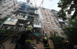 Des pompiers luttent contre un incendie dans un immeuble après une série d'attaques russes contre la ville de Kharkiv, dans l'est de l'Ukraine, le 7 juin 2025