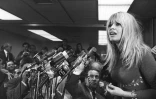 Brigitte Bardot donne une conférence de presse inopinée, le 17 décembre 1965 à l'aéroport Kennedy, à New-York 