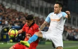 Le milieu de terrain de Marseille Lucas Ocampos à la lutte avec le défenseur de Nice Youcef Attal, le 10 mars 2019 au Stade Vélodrome   