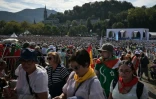 Des fidèles rassemblés sur la prairie du sanctuaire marial de Lourdes, lors de la messe célébrée par le pape Léon XIV, le 27 septembre 2026