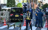 Des policiers sur les lieux où une voiture a percuté une barrière à proximité de l'ambassade d'Israël à Tokyo, le 16 novembre 2023 au Japon