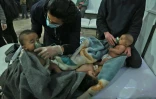Des bébés soignés dans un hôpital de campagne après des accusations d'attaque chimique par le régime sur la région de Chifouniyé dans la Ghouta orientale, le 25 février 2018