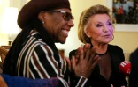 La chanteuse française Sheila (d) et le musicien américain Nile Rodgers au consulat de France à New York le 28 février 2018