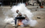 Un manifestant touché par du gaz lacrymogène, lors de manifestations anti-gouvernementales à Nairobi, le 2 juillet 2024