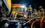 Des pompiers sur les lieux d'un accident de train à Pardubice, le 6 juin 2024