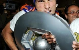 Olivier Giroud, champion de France avec Montpellier, brandit le trophée Hexagoal, sur la place de la Comédie, le 21 mai 2012
