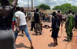 Un homme soupçonné d'avoir participé à une attaque "terroriste" déjouée gît sur le sol après avoir été battu par la foule, devant la base militaire de Kati, au Mali, le 22 juillet 2022