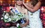 Miss Nord-Pas-de-Calais, Eve Gilles (L), est couronnée Miss France 2024 par Miss France 2023 Indira Ampiot (D), à Dijon, le 16 décembre 2023