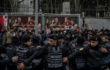 Des policiers déployés lors d'une manifestation d'étudiants en soutien au maire d'Istanbul, le 27 mars 2025 à Istanbul, en Turquie