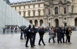 Forces de sécurité déployées le 4 février 2017 à l'entrée du Louvre à Paris
