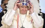 Le pape François portant une coiffe traditionnelle autochtone après des excuses historiques, à Maskwacis, le 25 juillet 2022