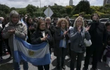 Des proches des sous-mariniers du San Juan arrive sur le port de Mar del Plata au sud de Buenos Aires, le 20 novembre 2017. 