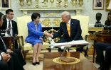 Le président américain Donald Trump serre la main de la Première ministre japonaise Sanae Takaichi lors d'une rencontre dans le Bureau ovale de la Maison Blanche, le 19 mars 2026 à Washington