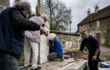 Des employés municipaux installent le nouveau monument aux morts de Parigny-la-Rose, dans le centre de la France, le 9 novembre 2015
