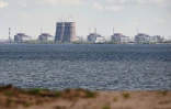 La centrale nucléaire de Zaporijjia, photographiée depuis Nikopol en Ukraine le 27 avril 2022