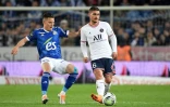 L'attaquant de Strasbourg Kevin Gameiro (g) à la lutte avec le milieu du PSG Marco Verratti, le 29 avril 2022 au stade de la Meinau