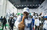 Le candidat-président de la transition au Gabon, Brice Oligui Nguema, fait un geste du pouce lors d'un rassemblement politique de campagne présidentielle le 29 mars 2025 au stade d'Angondjé près de Libreville 